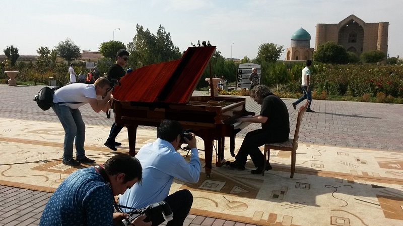 Hoca Ahmet Yesevi Türbesi Önünde Konser