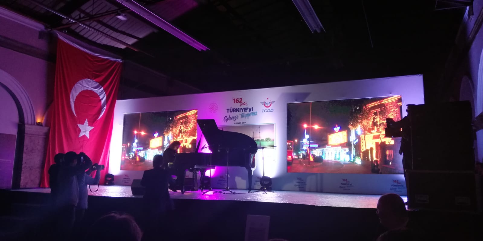 Alsancak’ta Euresia Rail 2019 Açılışında Tuluyhan Uğurlu Konseri